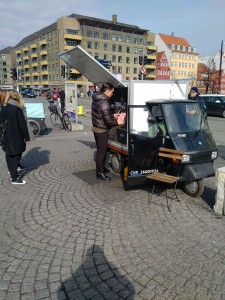 ‘Gilberts’ kaffeknallert står midt på Christianshavns Torv lige foran Metro-nedgangen. Her er ses Villads, der arbejdet hos Holger lige siden kaffeknallerten åbnede.
